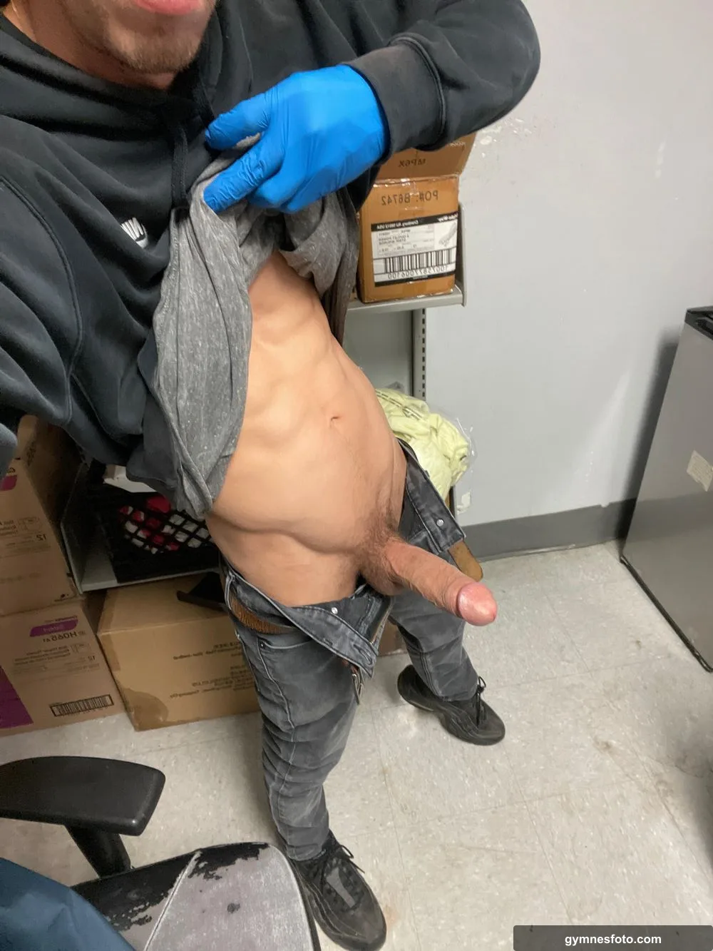 30 let’s fuck in the supply closet 😈😉😝