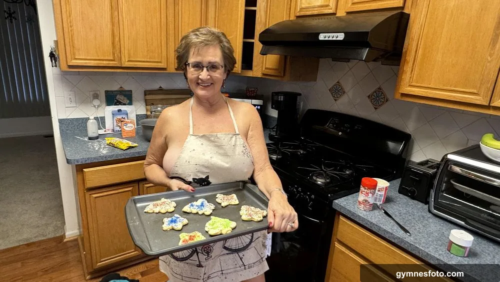 Around the holidays, I made my boy toy some cookies. Wheneve