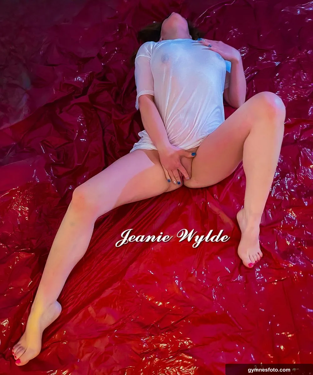 Former stripper, current mom of 5, eternal horny woman.